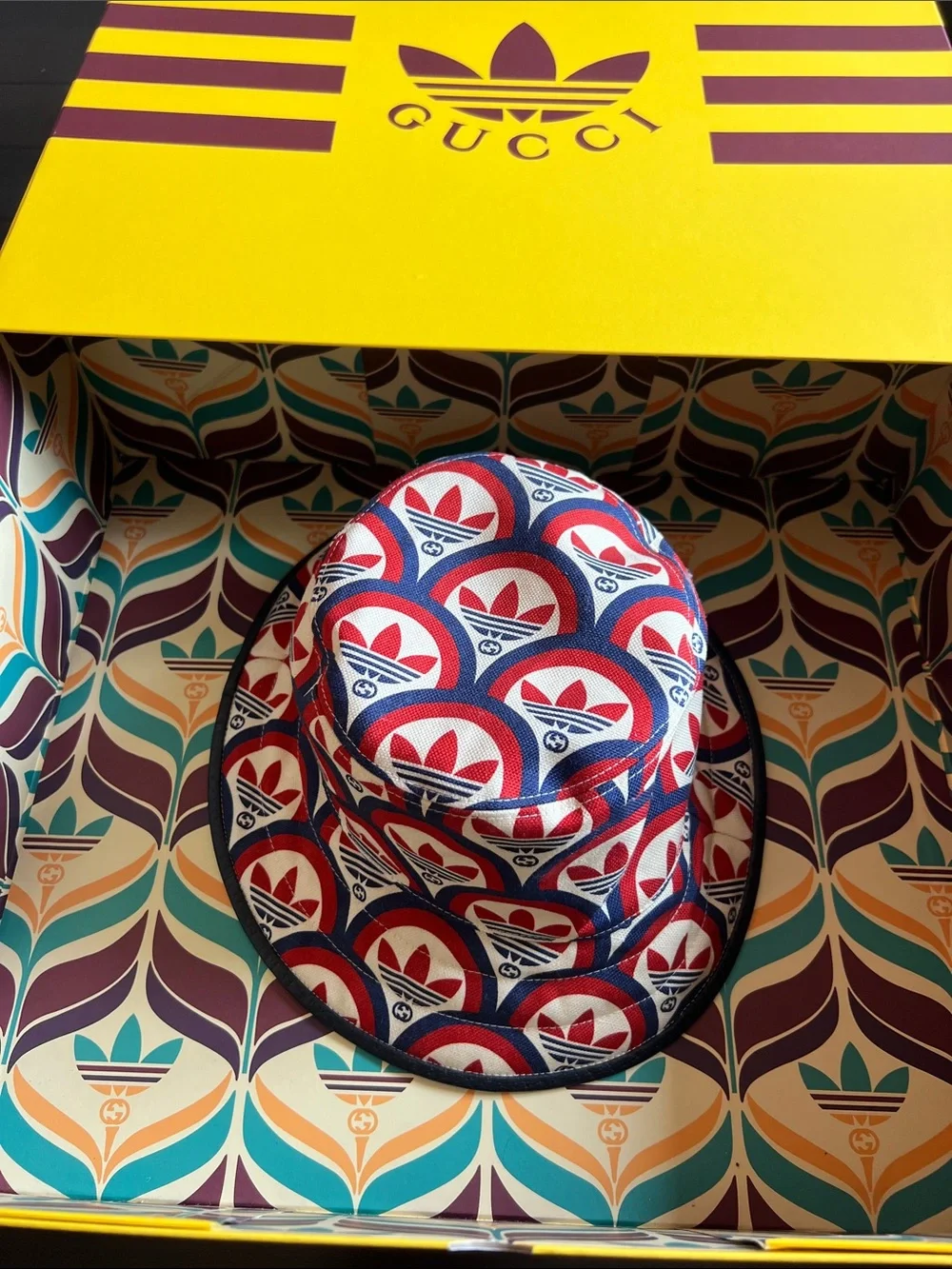 Gucci x adidas Red, Blue & Cream Trefoil Pattern Bucket Hat - Picture 4 of 5